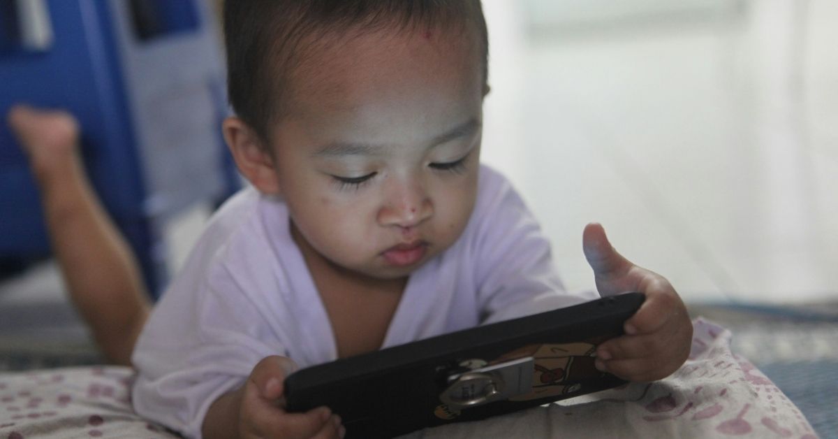 Bambino al telefono
