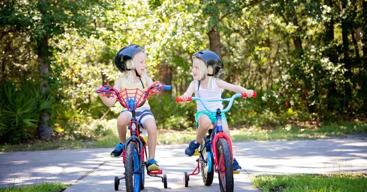 bambino che impara ad andare in bici